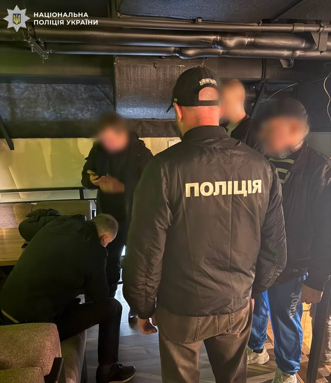 На Київщині чоловіка підозрюють у схемі зі зняттям з розшуку за 25 тисяч доларів