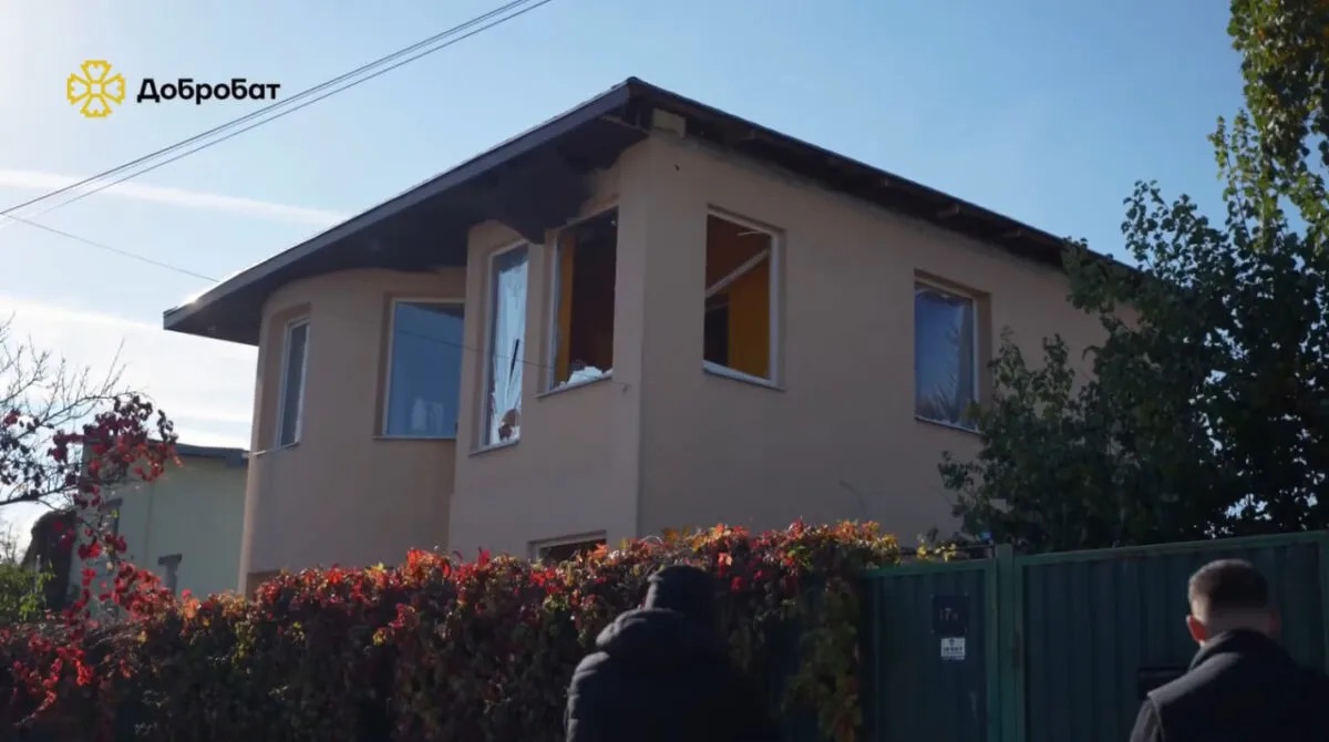 В Ірпені волонтери закривають OSB-плитами вибиті обстрілами вікна