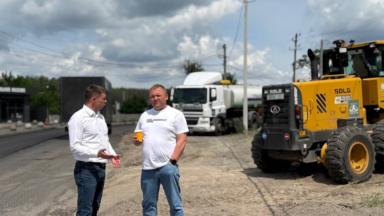 В Ірпені на вулиці Федора Кричевського асфальтують дорогу