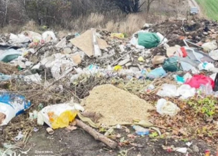Державна екологічна інспекція виявила на Таращанщині ділянку зі сміттям та азбестом