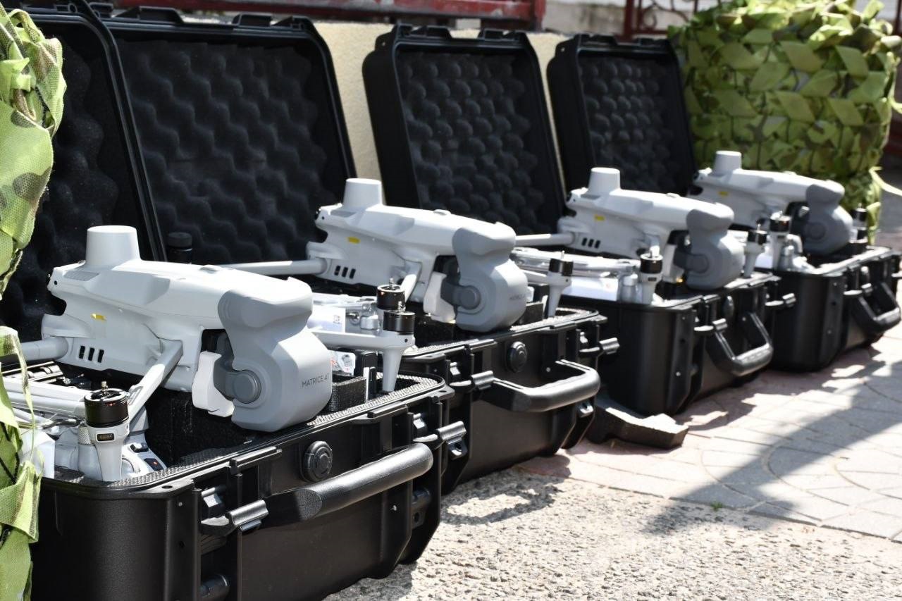 Макарівська громада передала військовим чотири комплекти дронів DJI Matrice 4T