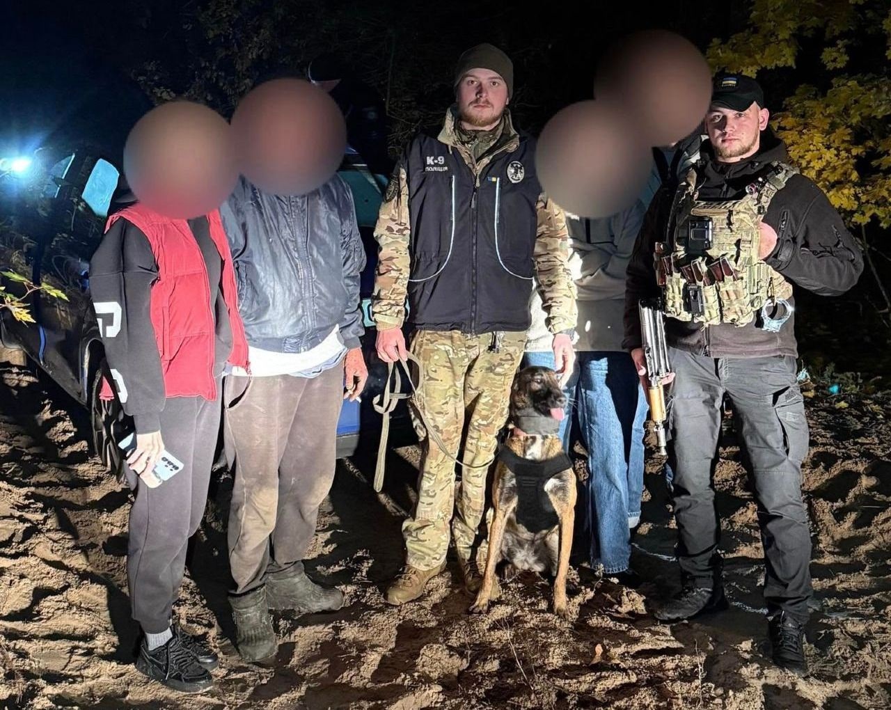 Кінологи поліції Київщини врятували двох грибників, які заблукали в лісі