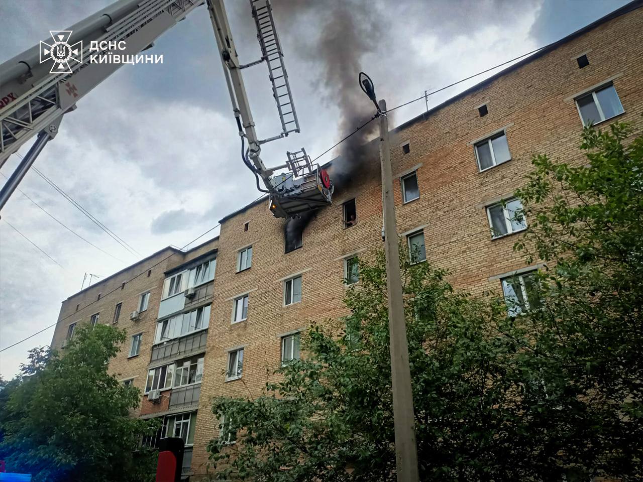 Рятувальники евакуювали людину з палаючого будинку в Ірпені