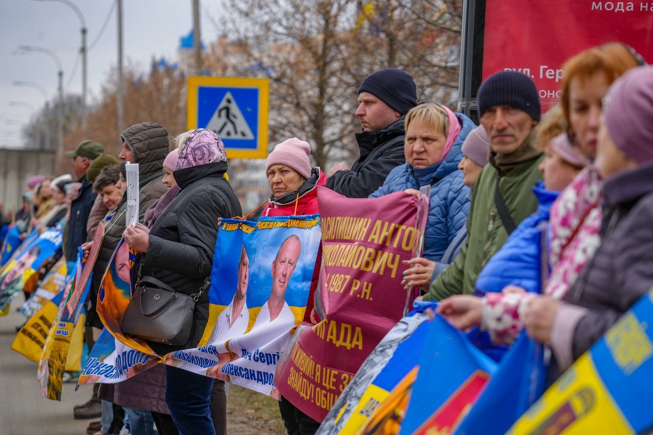 У Бучі відбулася акція на підтримку безвісти зниклих і полонених «Голоси тиші» (ФОТО)