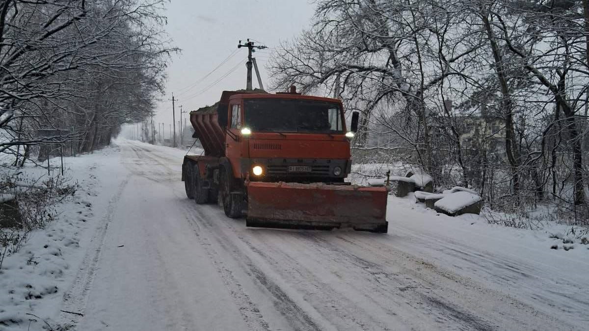 На Київщині розчищають сніг та обробляють дороги через ожеледицю