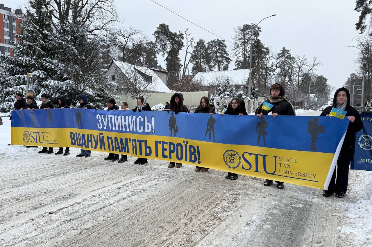 Ірпінь відзначив День єднання пам’ятним заходом біля зруйнованого корпусу Державного податкового університету  (ФОТО)