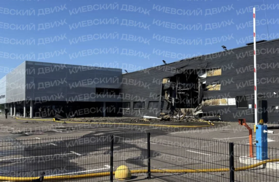 Удар по Борисполю: в автосалоні Porsche згоріли два автомобілі