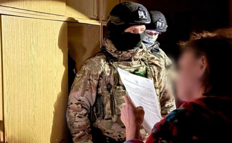 Вимагачі з Київщини та Дніпропетровщини погрозами змушували пенсіонерів купувати БАДи