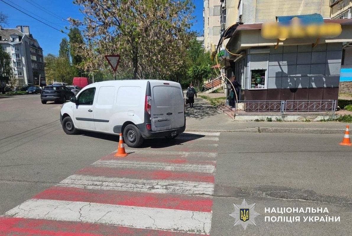 У Броварах водій Renault збив жінку на тротуарі: потерпілу госпіталізували