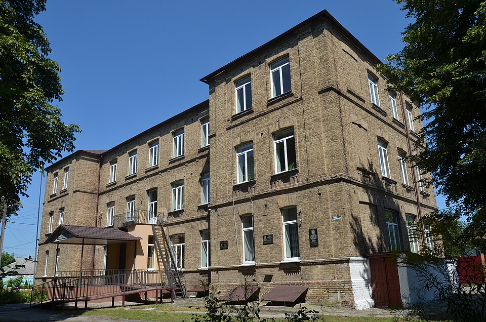 Реконструкція ліцею в Димері за 209 млн грн: журналісти заявили про ймовірні переплати та сумнівного підрядника (СКРИНШОТИ)