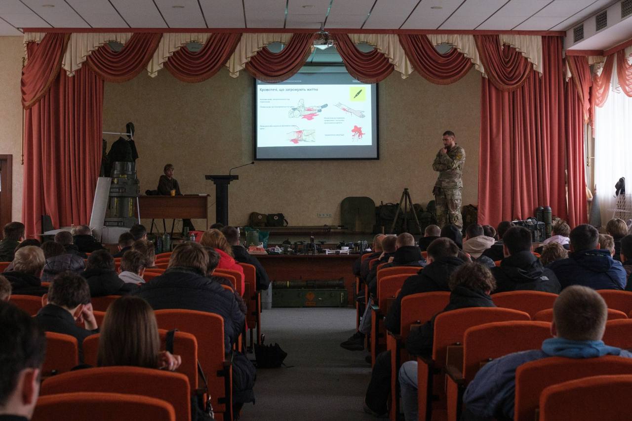 Київський обласний Центр підготовки населення до нацспротиву навчив студентів тактичної медицини
