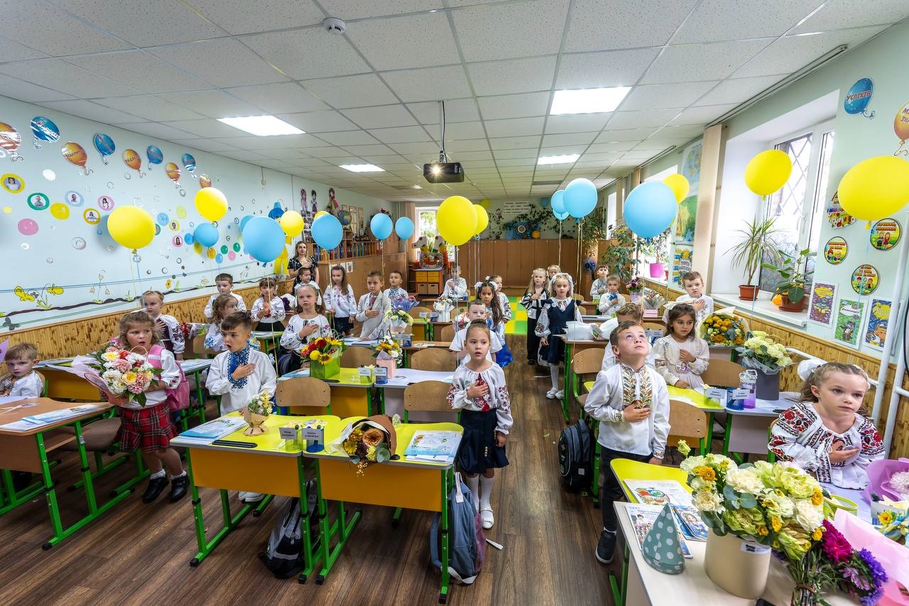 Без лінійок, але з навчанням: у Бучанській громаді 1 вересня за парти сіли 667 першокласників