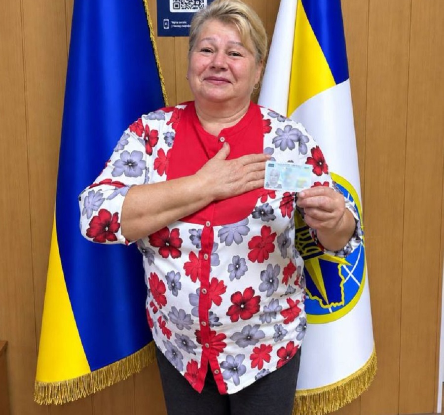 На Київщині уродженка Рубіжного отримала українське громадянство після років життя в Туркменістані