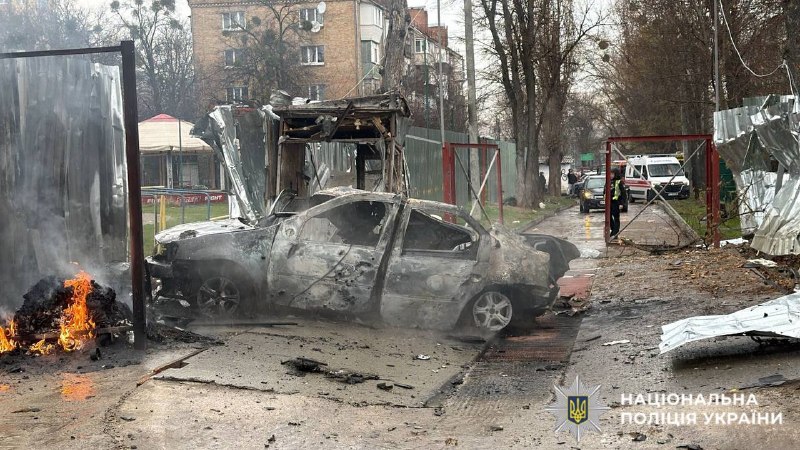 Одна людина загинула, восьмеро постраждалих: поліція Київщини працює на місцях наслідків атак ворога