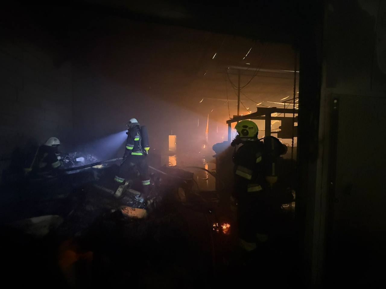 Ворог атакував Київщину дронами: у Білоцерківському районі загорілося підприємство
У ніч на 1 серпня російські війська атакували Київщину дронами. ППО збила ворожі цілі, проте у Білоц...