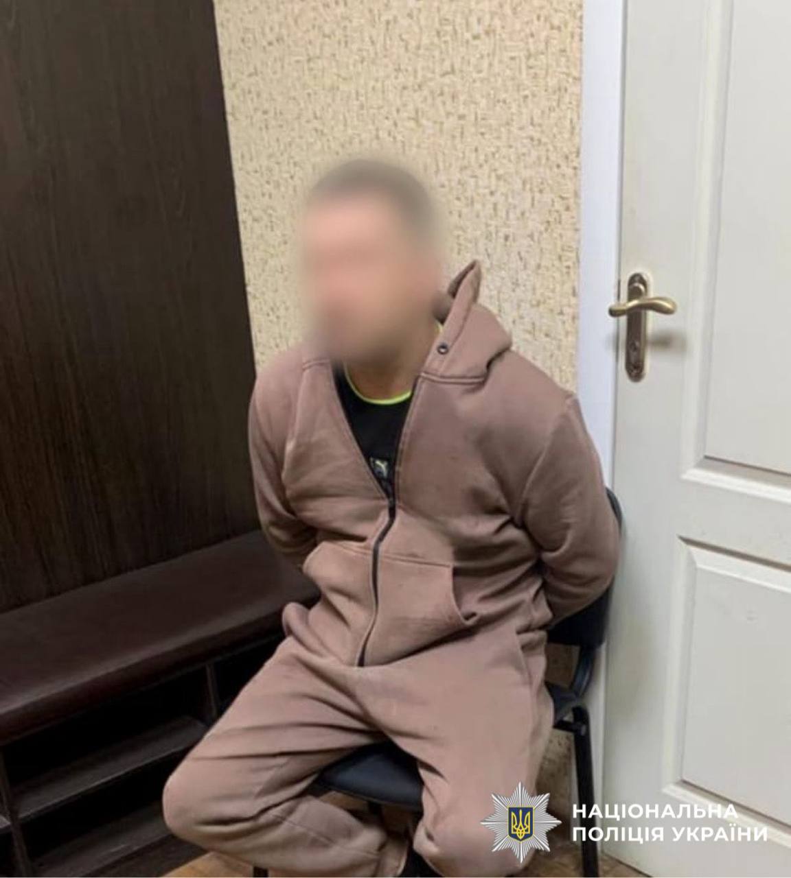 У Василькові поліція затримала чоловіка, який пошкодив зупинку громадського транспорту (ФОТО)