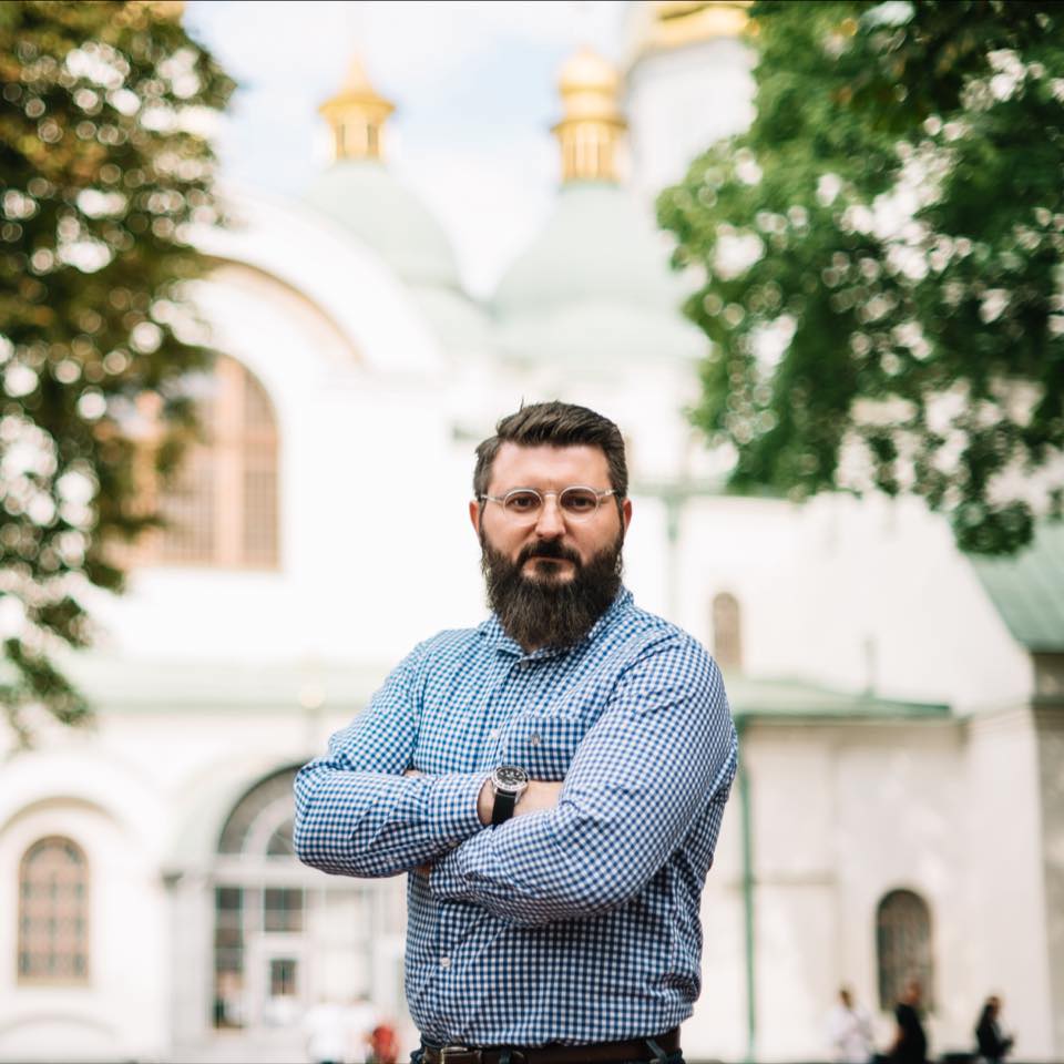 Коли двері відчиняємо з повагою