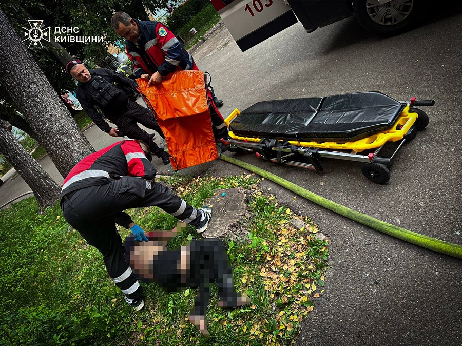 На Бориспільщині рятувальники ліквідували пожежу та врятували чоловіка
