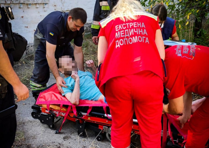 На Київщині п’яний чоловік стрибнув у колодязь