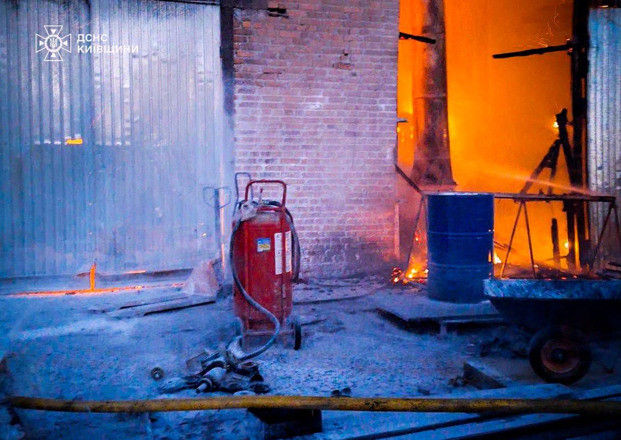 Пожежа на Вишгородщині: ліквідовано займання в деревообробному цеху