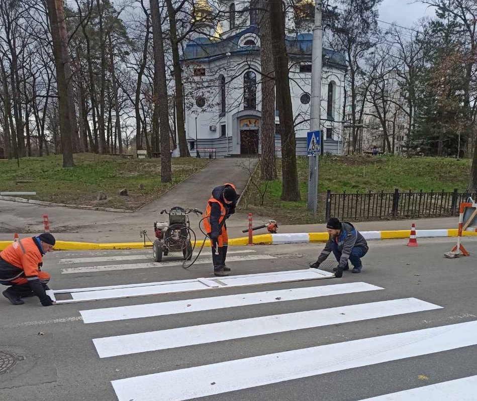 В Ірпені триває підготовка до Великодня: оновлюють розмітку та впорядковують міські території (ФОТО)