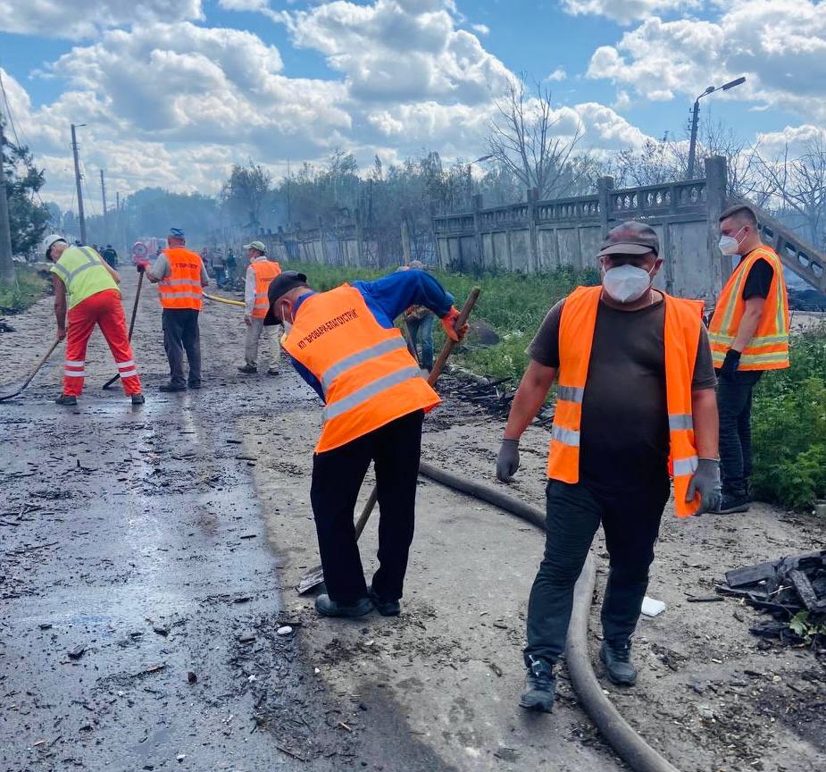 Комунальники з Броварів допомагають ліквідовувати наслідки російської атаки у Вишневому (ФОТО)