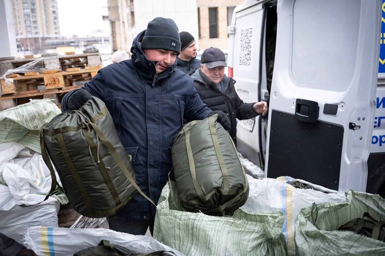 На Київщині та в столиці роздають «Пакунки тепла» для найбільш уразливих категорій населення