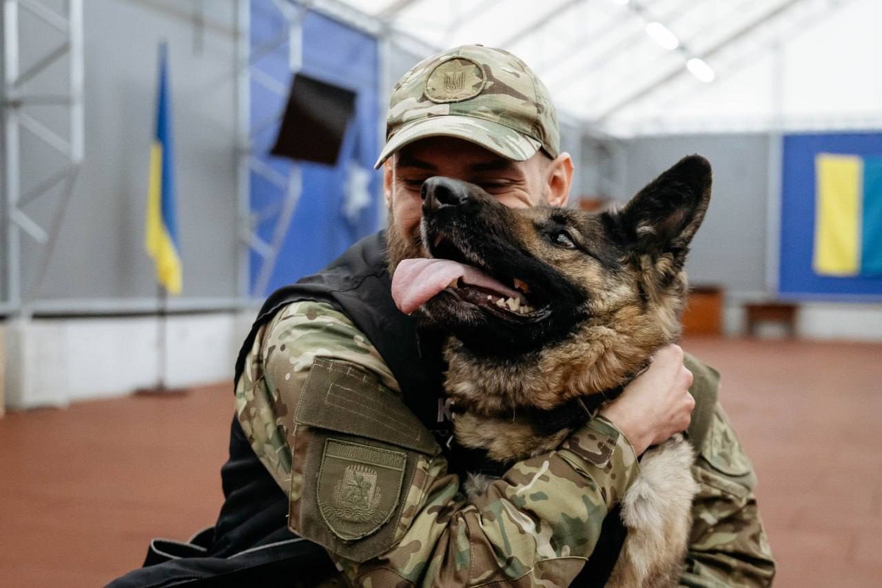 Служба на довірі: ветеран і його напарниця Роксі працюють у кінологічному центрі поліції Київщини