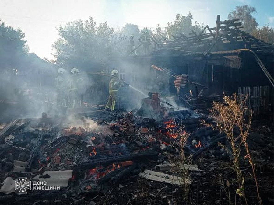 Пожежа через спалювання сухої трави знищила шість будівель у Іванківській громаді