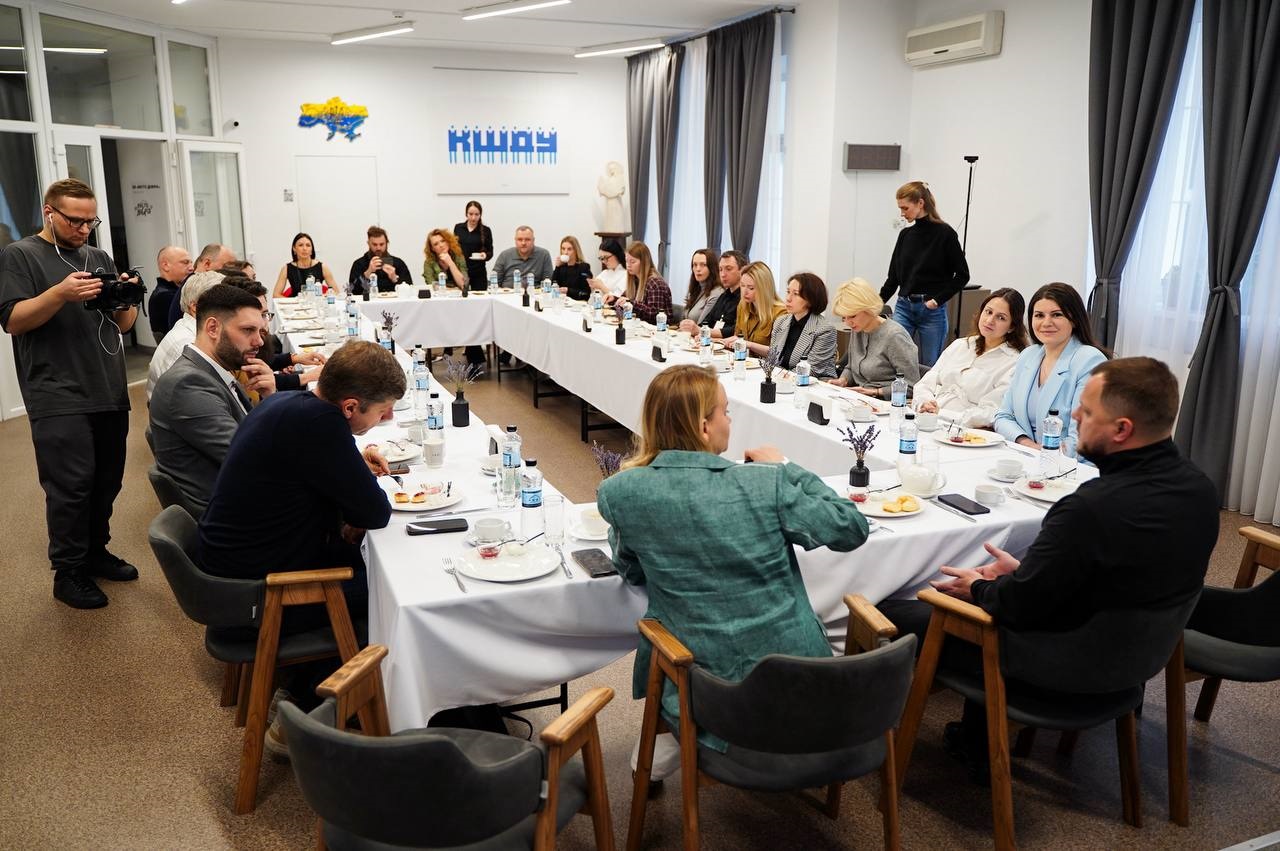 Як керувати регіоном під час війни: начальник КОВА зустрівся зі студентами Київської школи держуправління