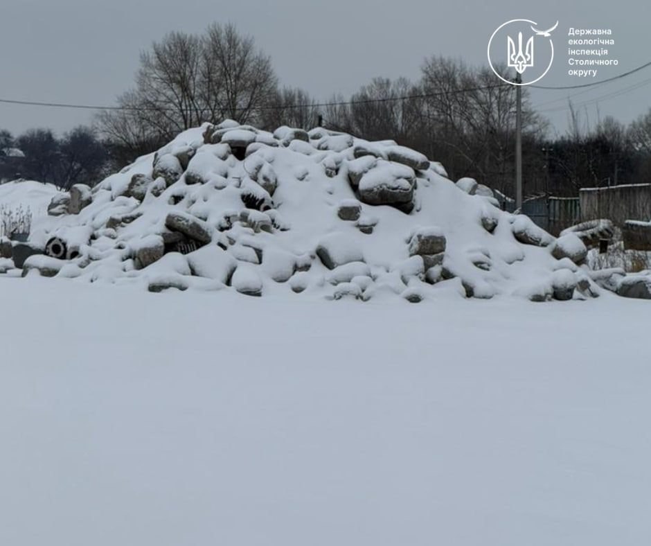 В Українці екоінспекція зафіксувала звалище шин та будвідходів