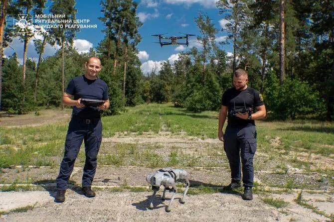 Сапери розміновуватимуть Київщину разом із роботизованим псом (ФОТО)
Собака-робот, розроблений для ефективної та безпечної підтримки операцій з розмінування