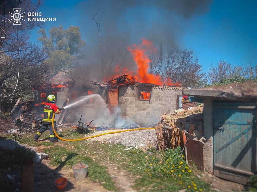 У Борисполі рятувальники ліквідували пожежу та врятували собаку