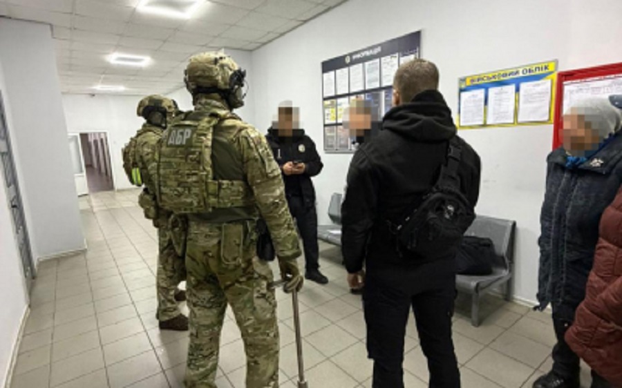 На Київщині викрили правоохоронця, який за 10 тисяч доларів погодився не помічати вирощування конопель