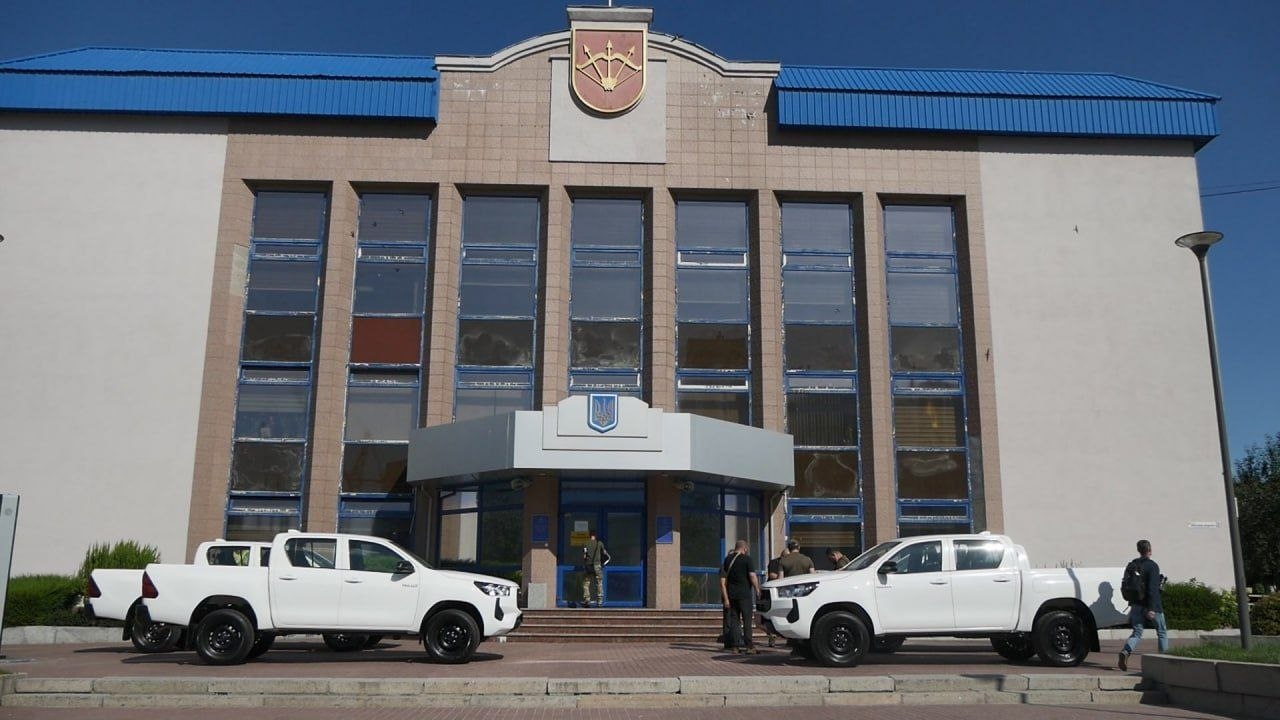Білоцерківська громада передала військовим ще чотири пікапи Toyota Hilux