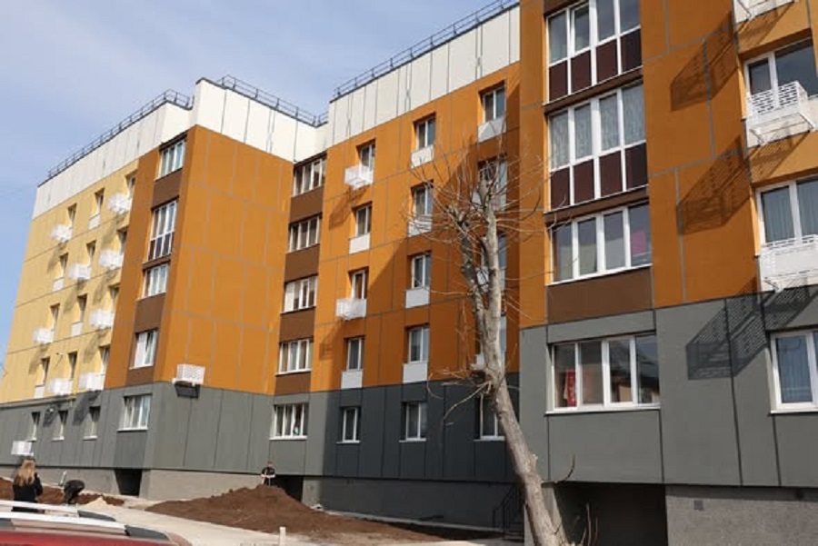 У Бородянці завершують відбудову п’ятиповерхівки, пошкодженої під час війни