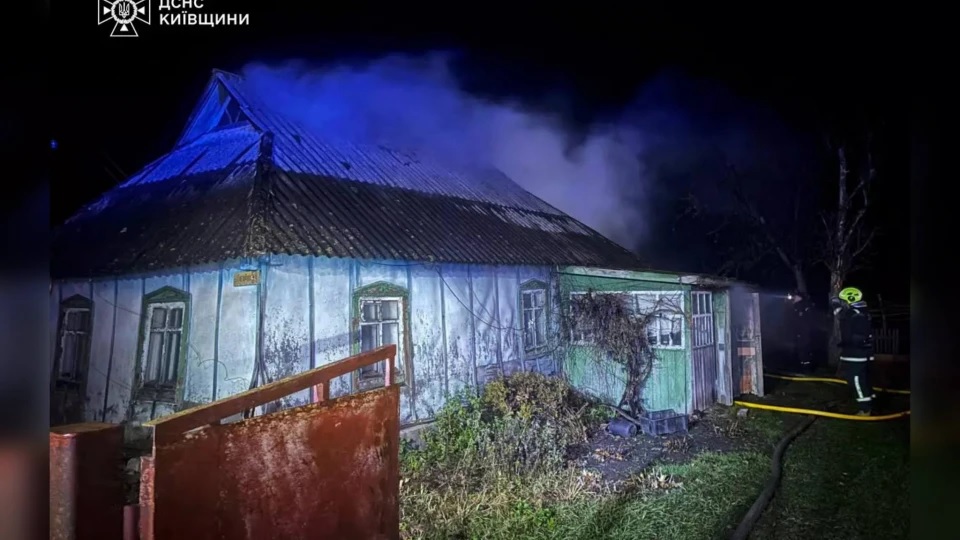 Нічна пожежа в Узинській громаді: рятувальники не допустили поширення вогню