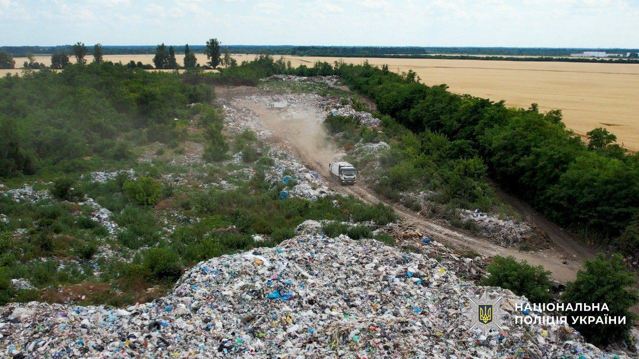 На Київщині посадовці організували незаконне сміттєзвалище попри заборону суду (ФОТО, ВІДЕО)
Нацполіція викрила трьох посадовців однієї з громад Київщини, які організували роботу нелегального с...