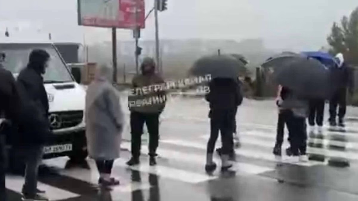 Мешканці Борщагівки блокують дорогу через відключення