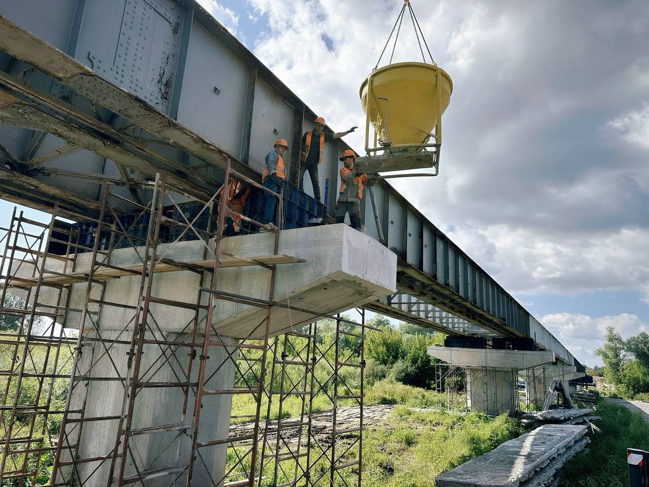 На Київщині триває капремонт зруйнованого обстрілами мосту через Тетерів