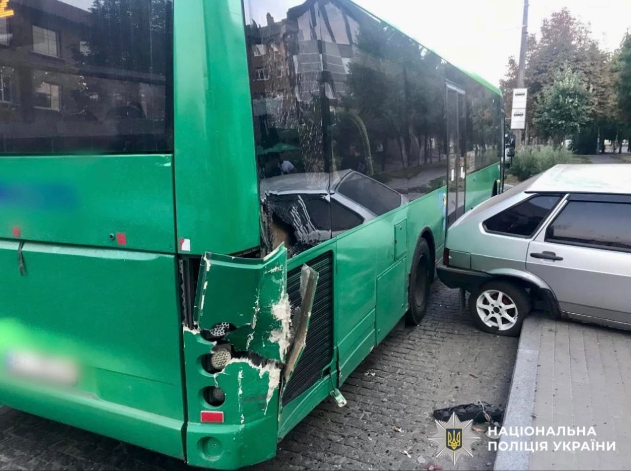 У Білій Церкві легковик влетів у маршрутку та збив жінку на зупинці
