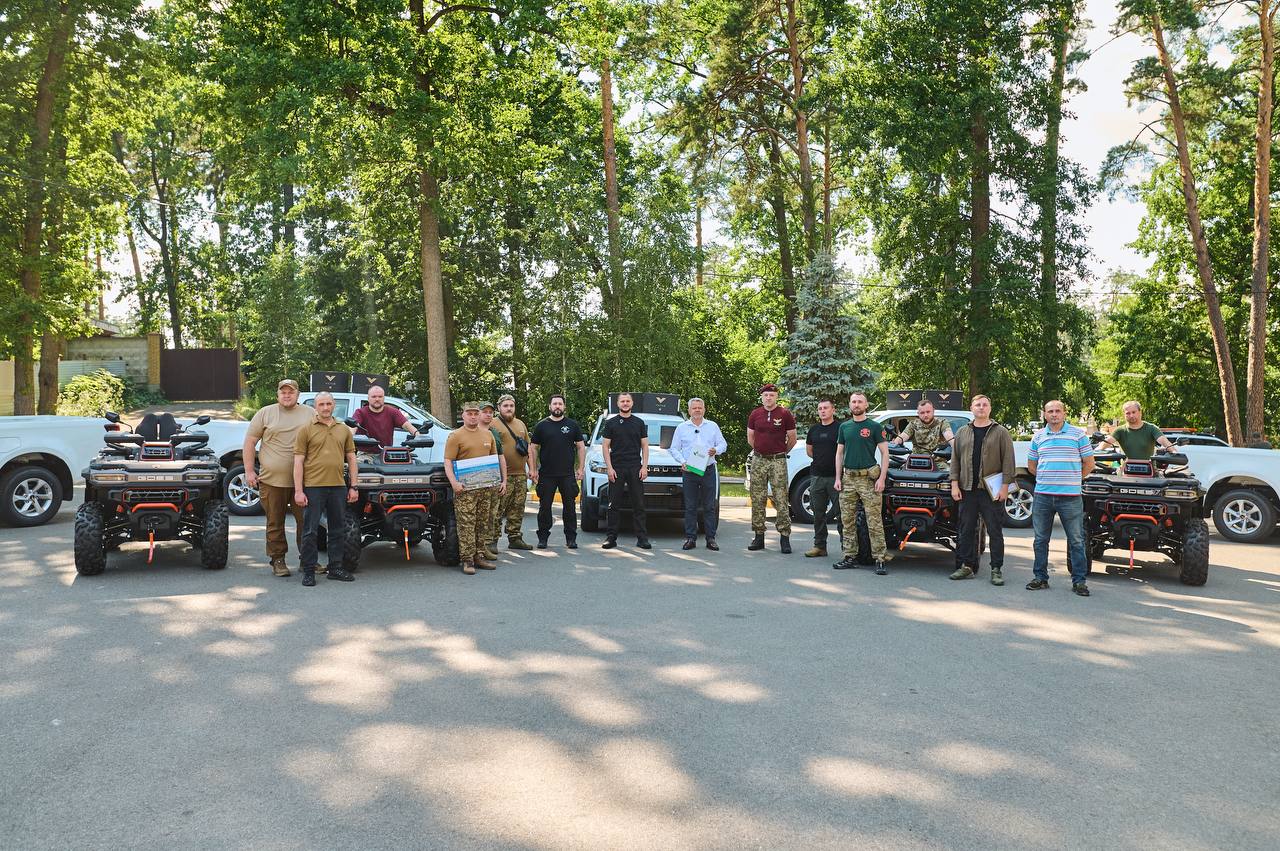 Київщина передала військовим 32-ї бригади шість пікапів та допомогу ще дев'яти підрозділам