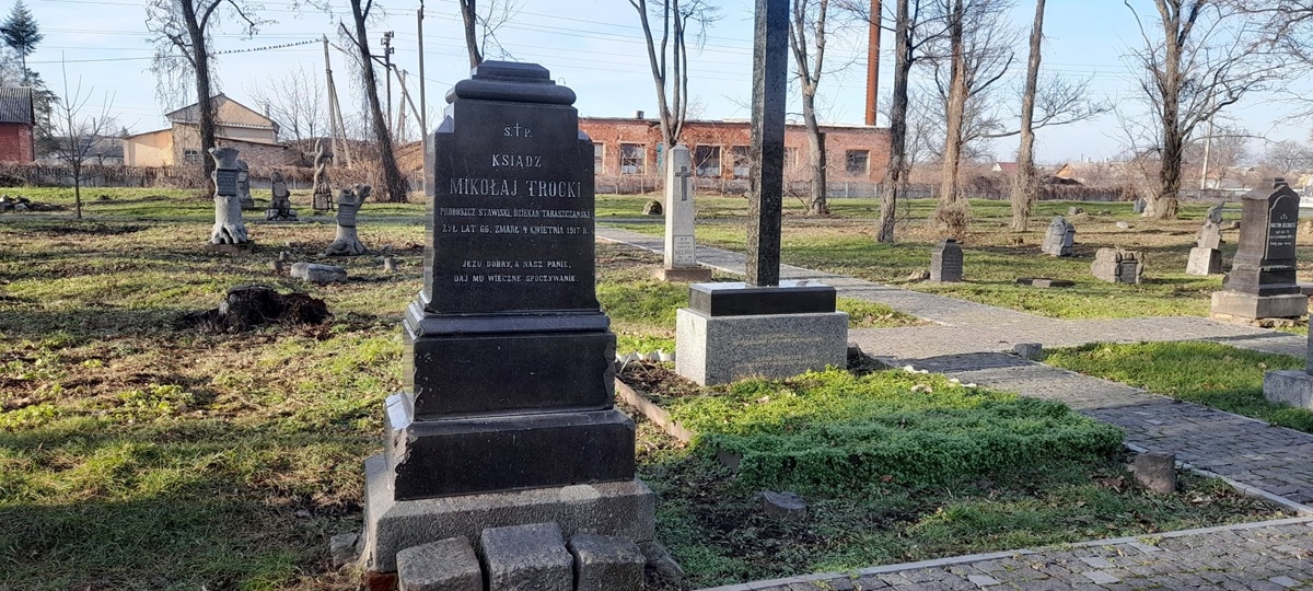 Забута історія: як відновлюють пам'ять про католицьке кладовище у Ставищі
