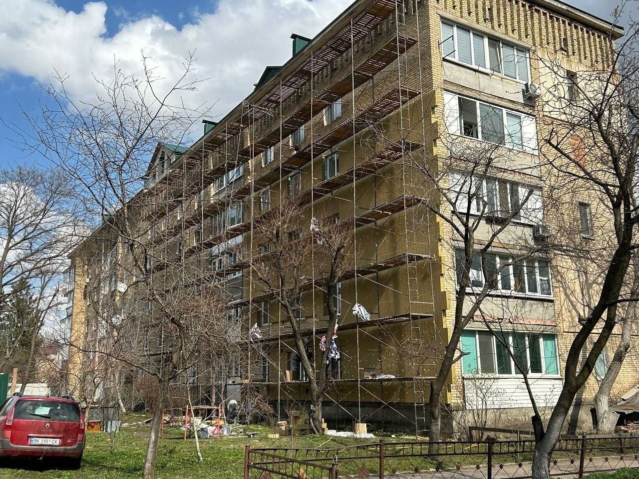 У Макарові розпочали капітальний ремонт пошкодженого будинку