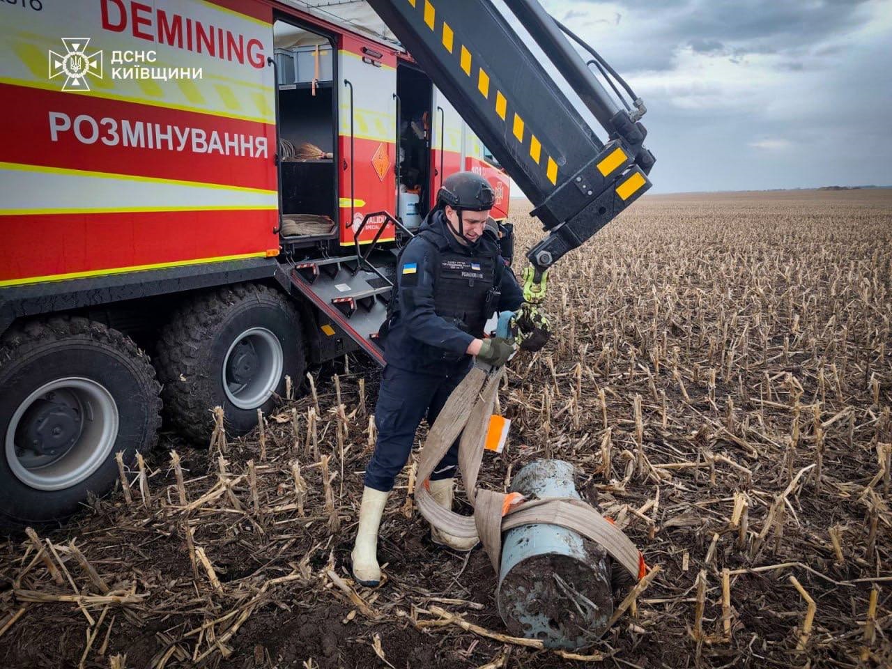 На Київщині сапери ДСНС знешкодили уламки російської ракети