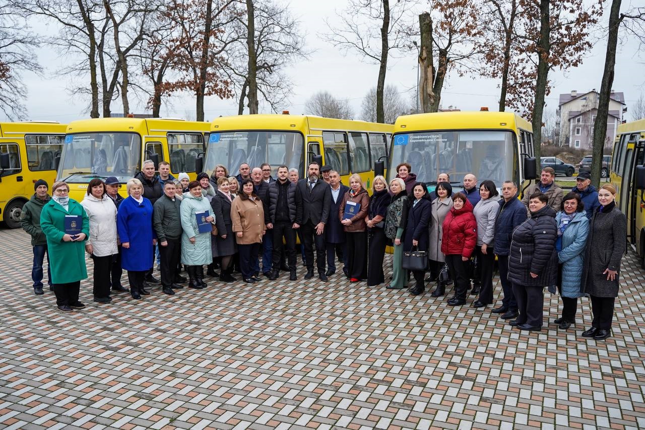У громади Київщини передали чергову партію шкільних автобусів