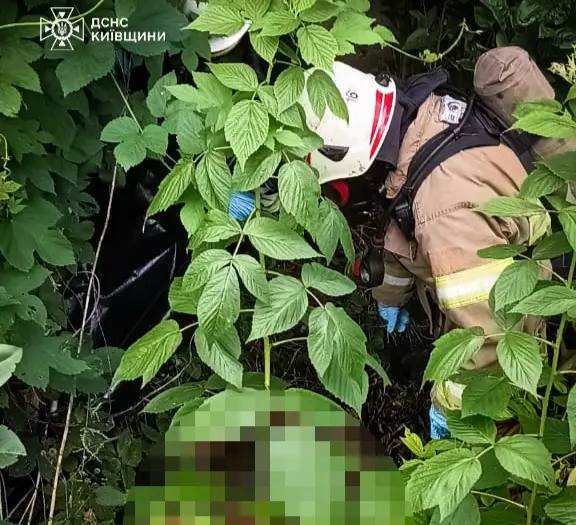 Рятувальники дістали тіло потопельника з водойми в Обухові