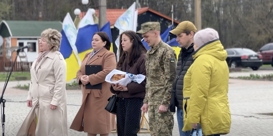 Після понад двох років полону: у Згурівській громаді зустріли Захисника Максима Демченка