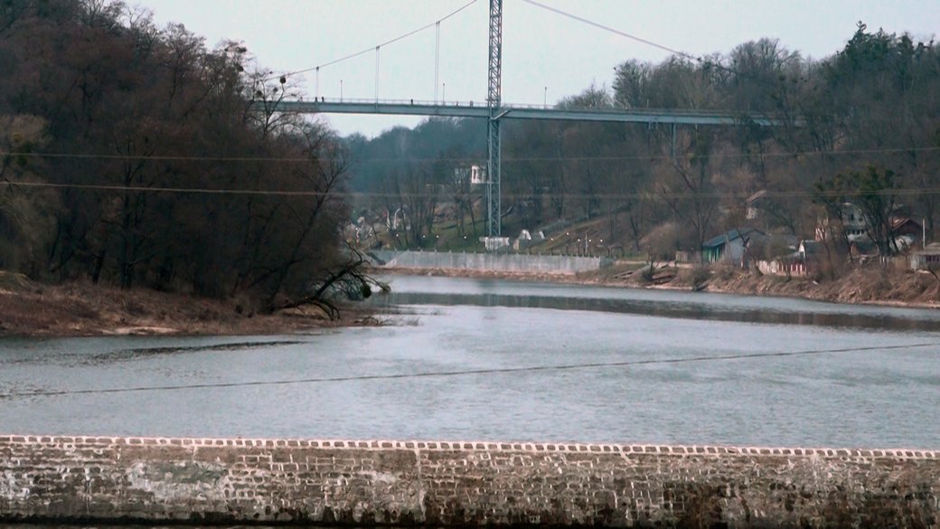 Вода річок Тетерів та Пісківка підтопили ділянку проїзду автомобілів у Київській області