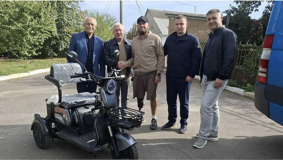 Втратив ногу та око, захищаючи Україну: у Переяславі ветерану подарували електроскутер